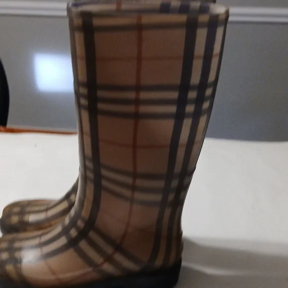 BURBERRY RAIN BOOTS - Picture 3 of 9